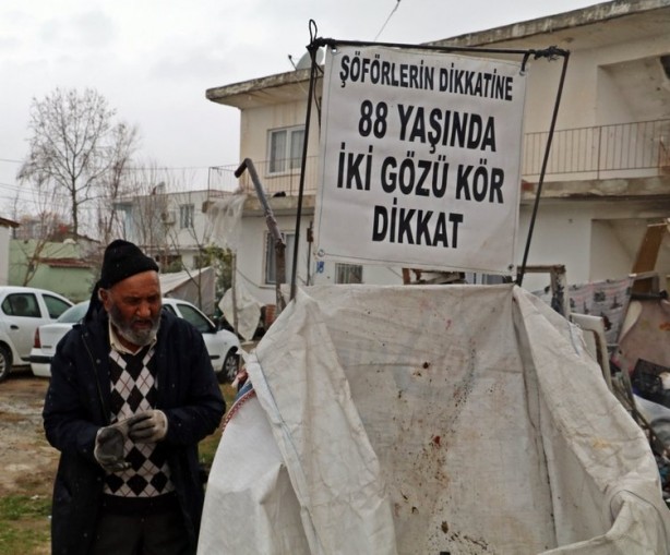 Foto - Gözleri görmeyen yaşlı adamın yürek burkan hikayesi