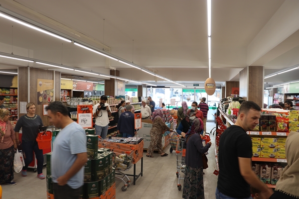 Foto - Gözleri var görmez kulakları var duymaz! Çamur medyasına halk tokadı