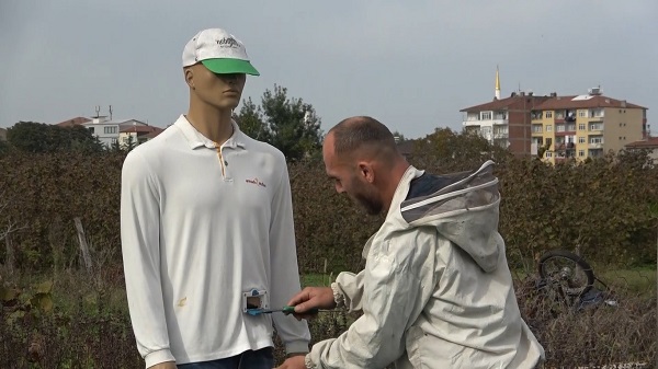 Gözlerine inanamıyorlar! Bakın bu cansız manken aslında neymiş! 