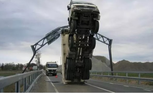 Foto - Gözlerinize inanamayacaksınız! Bu kadarda olmaz dedirten kazalar