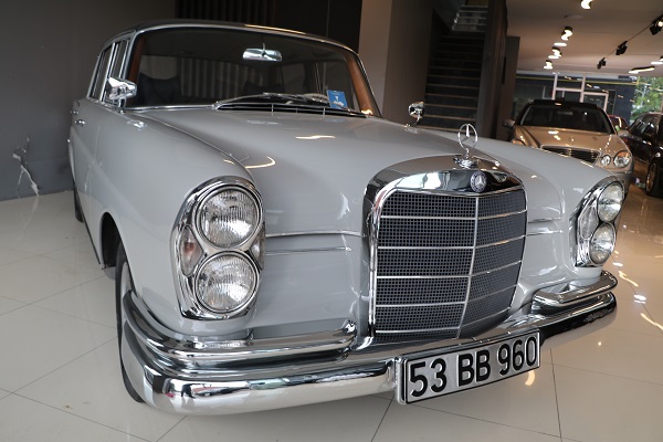 Foto - Gözü gibi bakıyor! Arabası kendisinden 40 yaş büyük