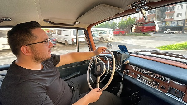 Foto - Gözü gibi bakıyor! Arabası kendisinden 40 yaş büyük