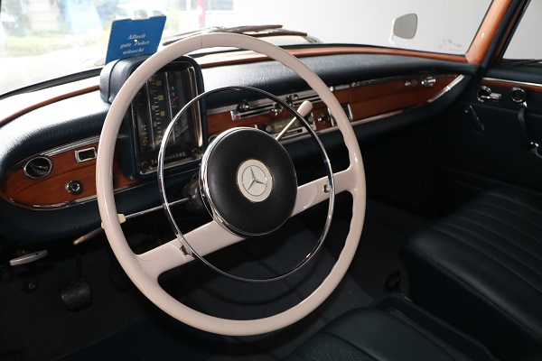 Foto - Gözü gibi bakıyor! Arabası kendisinden 40 yaş büyük