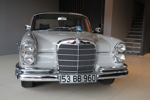 Foto - Gözü gibi bakıyor! Arabası kendisinden 40 yaş büyük