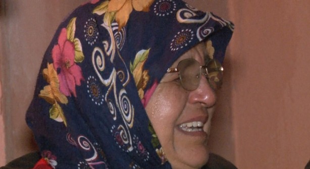 Foto - Gözyaşları içinde yanan evini izledi