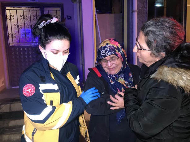 Foto - Gözyaşları içinde yanan evini izledi