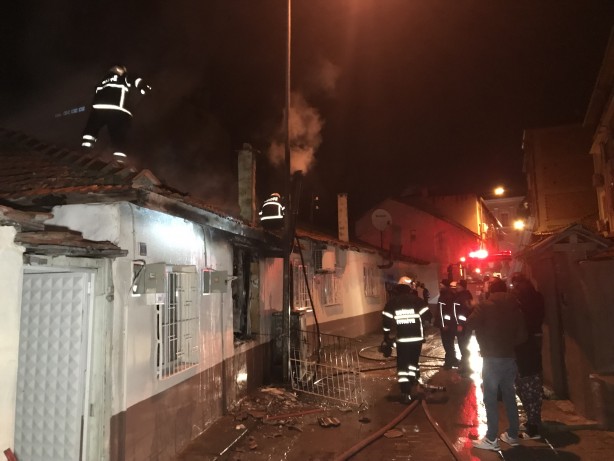 Foto - Gözyaşları içinde yanan evini izledi