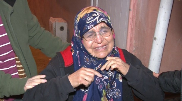 Foto - Gözyaşları içinde yanan evini izledi