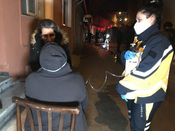 Foto - Gözyaşları içinde yanan evini izledi