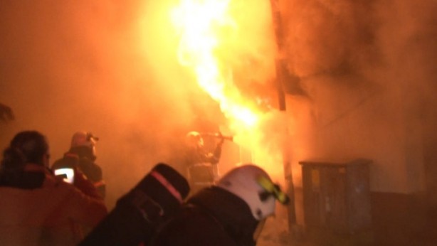 Foto - Gözyaşları içinde yanan evini izledi