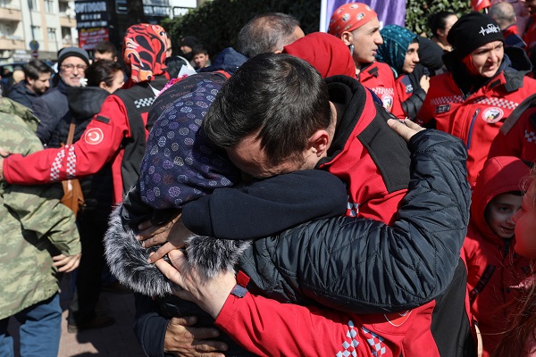 Foto - Gözyaşlarıyla karşıladılar! Bu ekip tam 13 cana sağ ulaştı