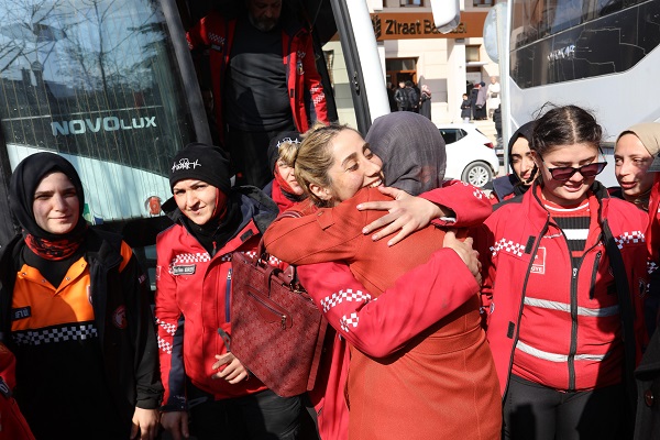 Gözyaşlarıyla karşıladılar! Bu ekip tam 13 cana sağ ulaştı