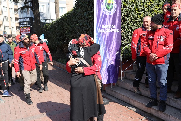 Foto - Gözyaşlarıyla karşıladılar! Bu ekip tam 13 cana sağ ulaştı