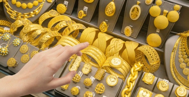 Foto - Gram altın tüm tahminleri bozdu! Ünlü ekonomist tarih verdi! O seviyeyi el mecbur görecek