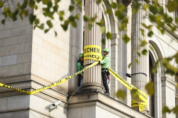 Foto - Greenpeace’ten Alman hükümetine protesto! Bakanlığın önüne bakın ne yazdılar