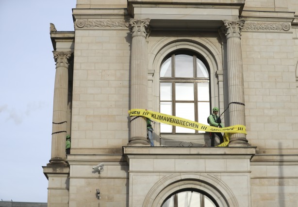 Foto - Greenpeace’ten Alman hükümetine protesto! Bakanlığın önüne bakın ne yazdılar