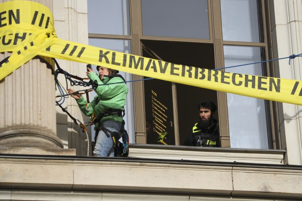 Foto - Greenpeace’ten Alman hükümetine protesto! Bakanlığın önüne bakın ne yazdılar