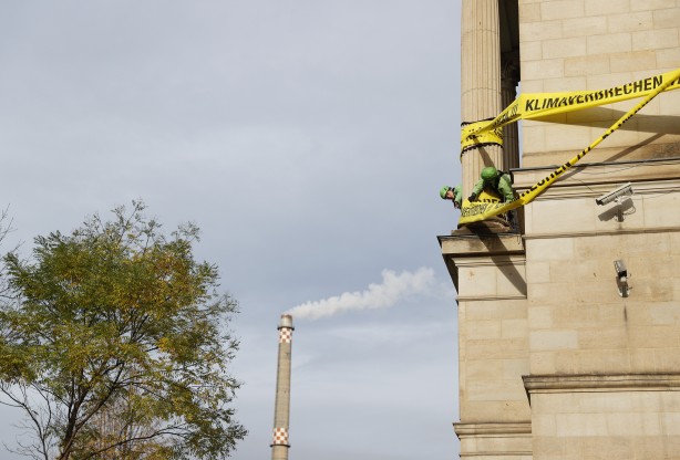 Foto - Greenpeace’ten Alman hükümetine protesto! Bakanlığın önüne bakın ne yazdılar