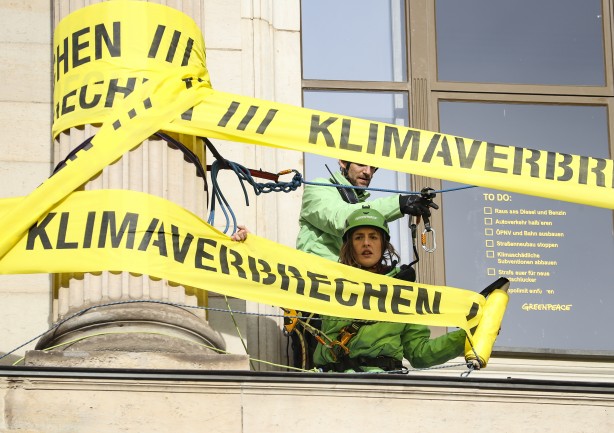 Foto - Greenpeace’ten Alman hükümetine protesto! Bakanlığın önüne bakın ne yazdılar
