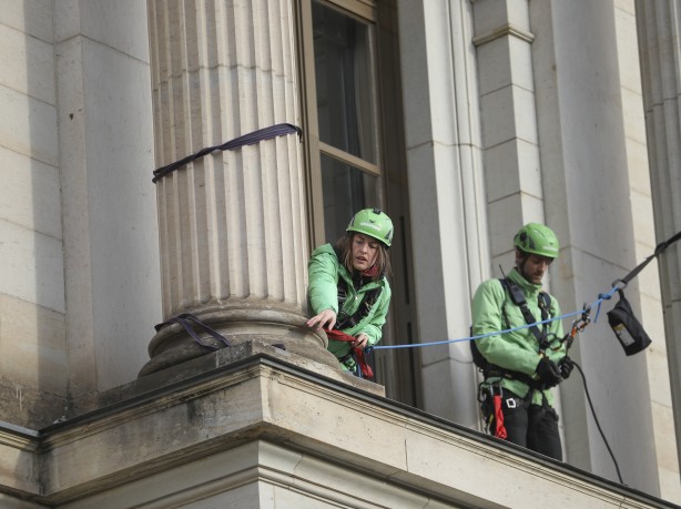 Foto - Greenpeace’ten Alman hükümetine protesto! Bakanlığın önüne bakın ne yazdılar