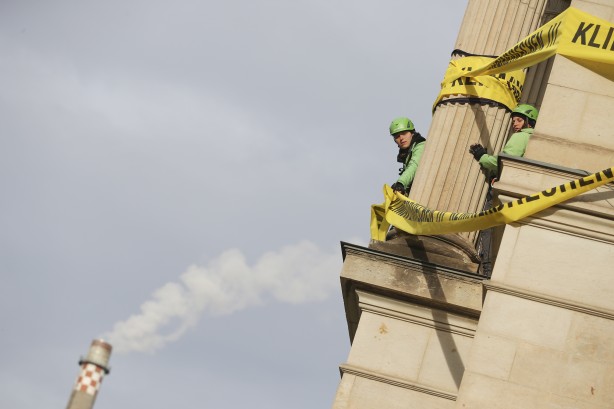Foto - Greenpeace’ten Alman hükümetine protesto! Bakanlığın önüne bakın ne yazdılar