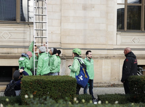 Foto - Greenpeace’ten Alman hükümetine protesto! Bakanlığın önüne bakın ne yazdılar