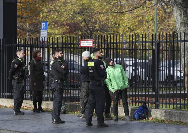 Foto - Greenpeace’ten Alman hükümetine protesto! Bakanlığın önüne bakın ne yazdılar