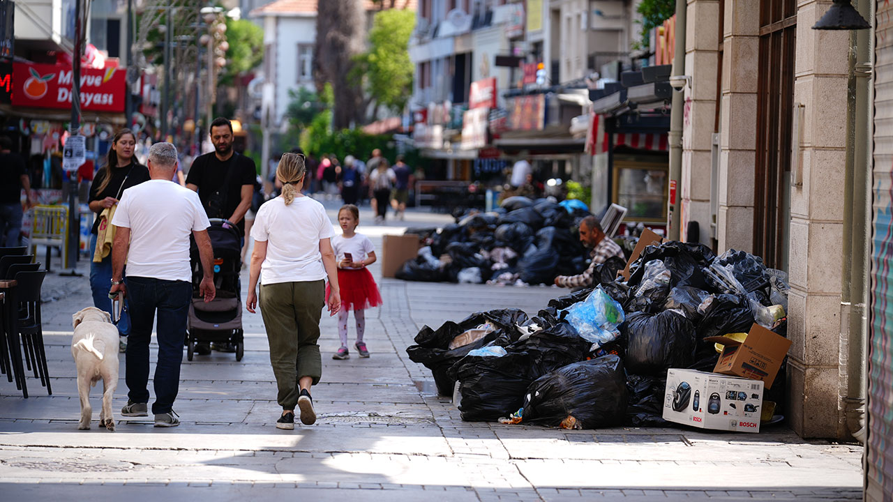 Foto - Grevde 4. gün! Çağdaş İzmir’in çağdaş çöp dağları