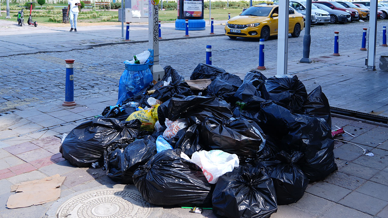 Grevde 4. gün! Çağdaş İzmir’in çağdaş çöp dağları