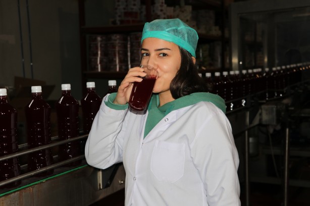 Foto - Gribe iyi geliyor! Yemekte kola yerine bunu için