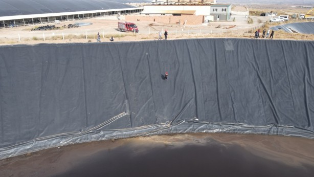 Foto - Gübre havuzunda mahsur kalan tilki böyle kurtarıldı