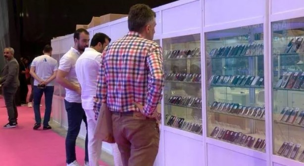 Guinness rekoru kırdı! 3.414 telefonla dünyanın en büyük koleksiyonu