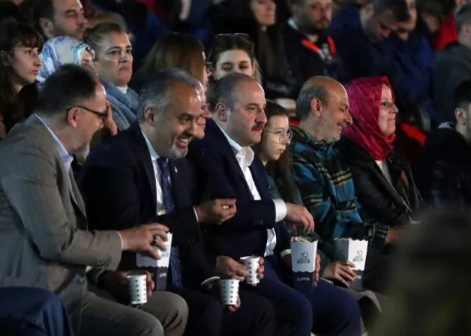 Foto - Güldür Güldür salonunda dikkat çeken AK Partili! Skeç sonrası kulise gitti, görenler şaşkına döndü