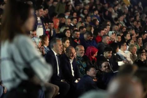 Foto - Güldür Güldür salonunda dikkat çeken AK Partili! Skeç sonrası kulise gitti, görenler şaşkına döndü