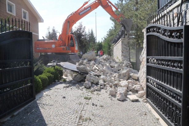Foto - Gülen için yapılan lüks malikanenin duvarı yıkıldı