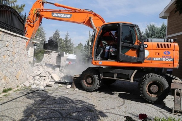 Foto - Gülen için yapılan lüks malikanenin duvarı yıkıldı