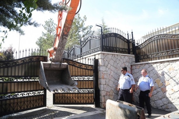 Foto - Gülen için yapılan lüks malikanenin duvarı yıkıldı