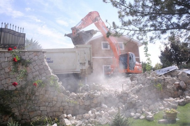 Foto - Gülen için yapılan lüks malikanenin duvarı yıkıldı