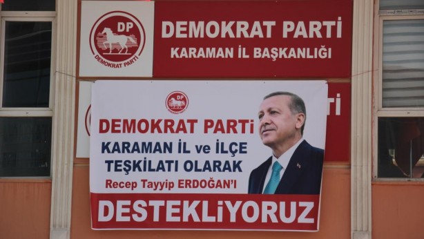 Gültekin Uysal’a ders olsun! Demokrat Parti binasına 'Erdoğan' afişi