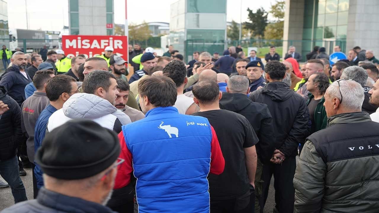 Foto - Gümrükte tansiyon yükseldi: Tır şoförleri sınır kapısını kilitledi!