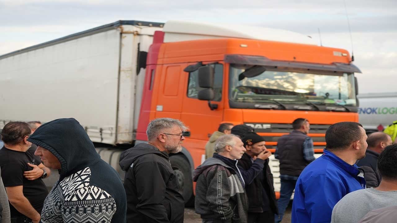 Foto - Gümrükte tansiyon yükseldi: Tır şoförleri sınır kapısını kilitledi!