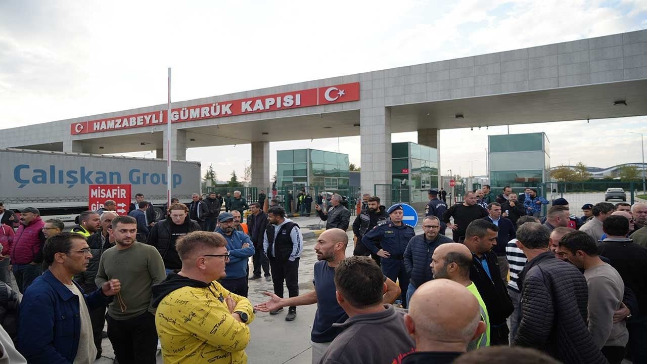 Foto - Gümrükte tansiyon yükseldi: Tır şoförleri sınır kapısını kilitledi!