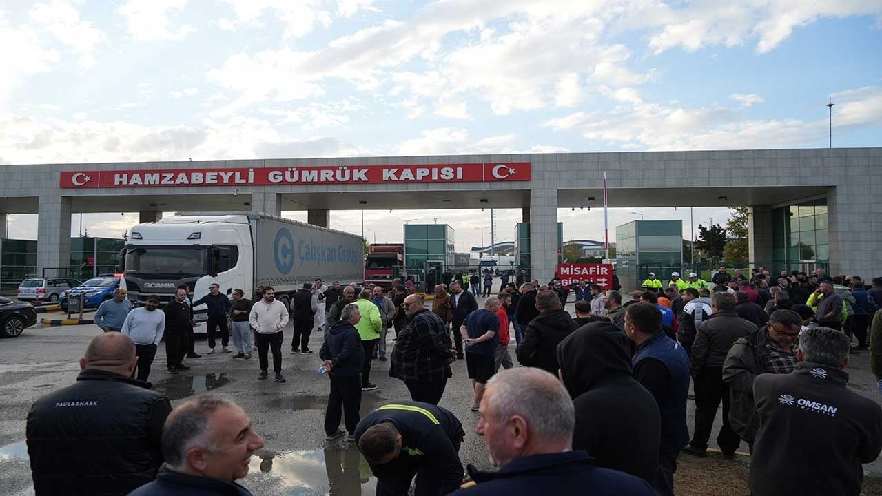 Gümrükte tansiyon yükseldi: Tır şoförleri sınır kapısını kilitledi!