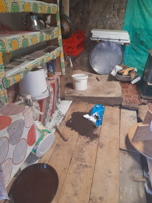 Foto - Gümüşhane'de ayılar yayla evine dadandı!