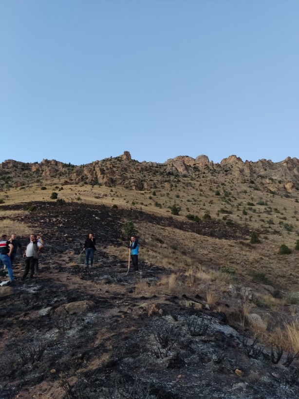 Foto - Gümüşhane’de dağlık alanda çıkan yangın söndürüldü