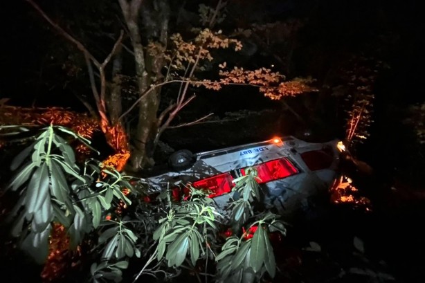 Foto - Gümüşhane'de minibüs uçuruma yuvarlandı