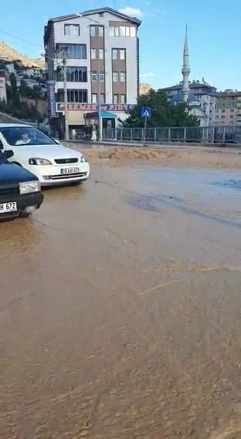 Gümüşhane’de su borusu patladı, yol sular altında kaldı