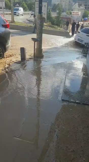 Foto - Gümüşhane’de su borusu patladı, yol sular altında kaldı
