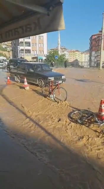Foto - Gümüşhane’de su borusu patladı, yol sular altında kaldı