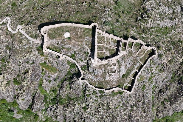 Foto - Gümüşhane'deki Kov Kalesi heybeti ile tarihe meydan okuyor